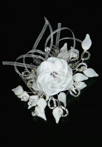 Blume als Haarschmuck