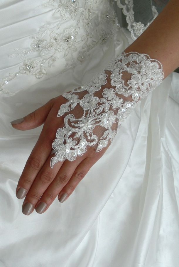 Handschuhe Z031 in Farbe Ivory oder Weiß Spitze fingerlos kurz Hochzeit NEU DE